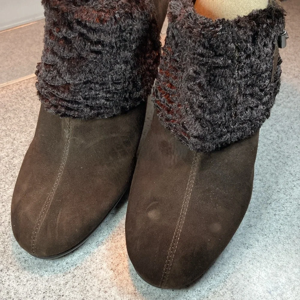 Dark chocolate brown aerosoles booties. Fur detail on‎ front 3.5” heel. Box 10
